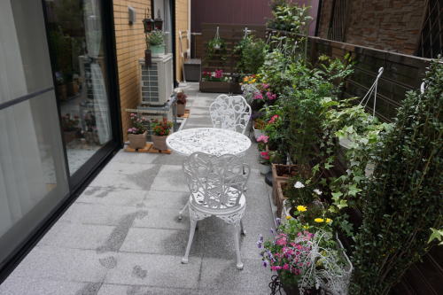 �O�\�e���X�A�����΂��C�U���Ĕz�u����������ʐ^�B